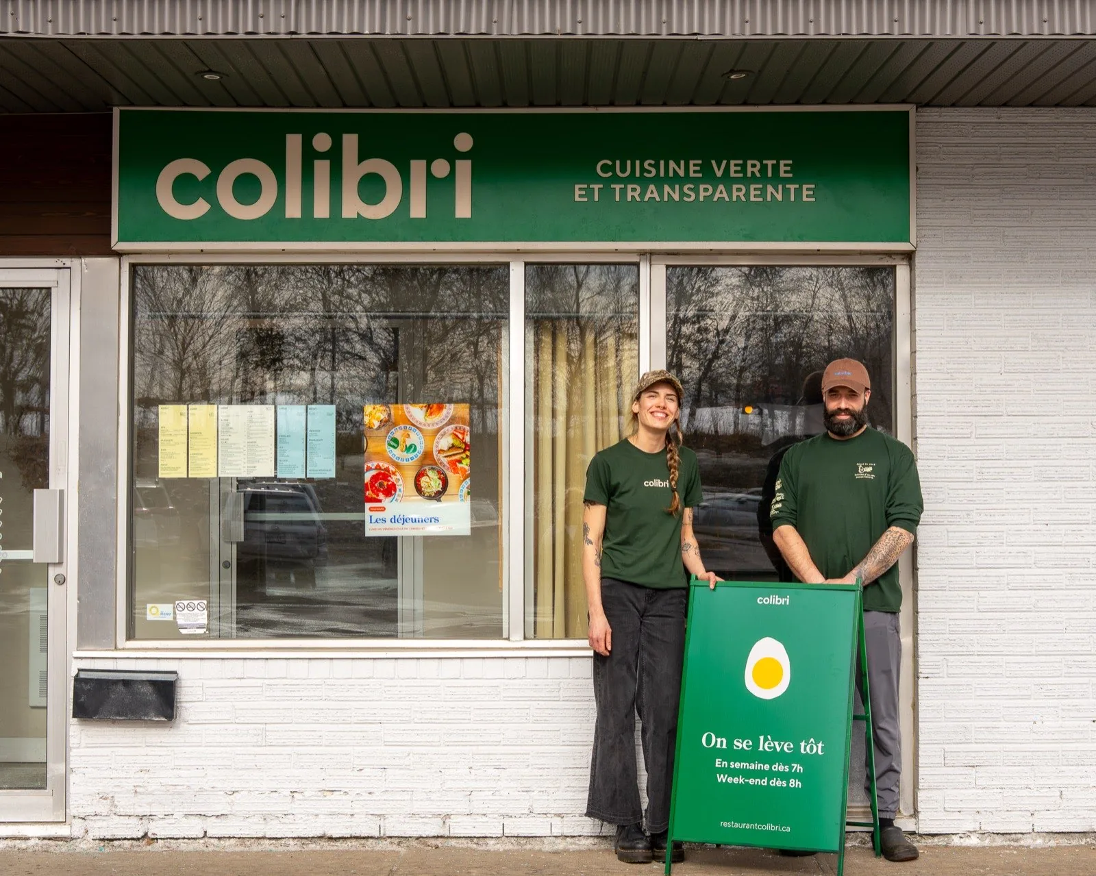 Kim et Kev devant le Restaurant Colibri