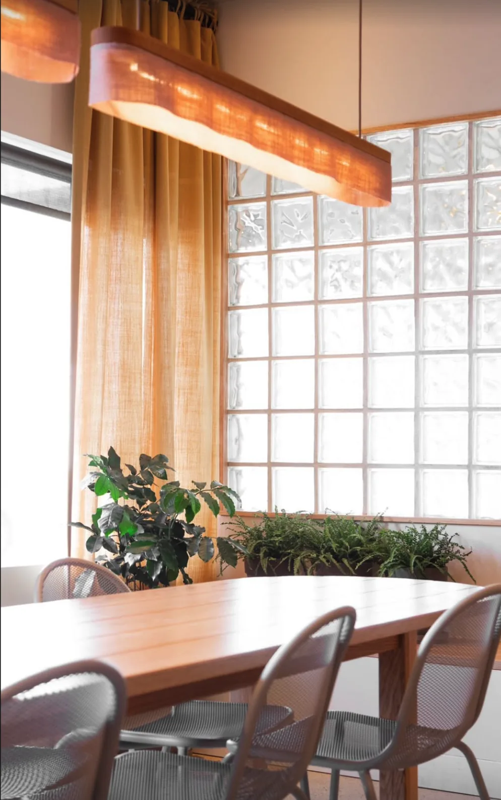 Salle à manger chaleureuse du Restaurant Colibri